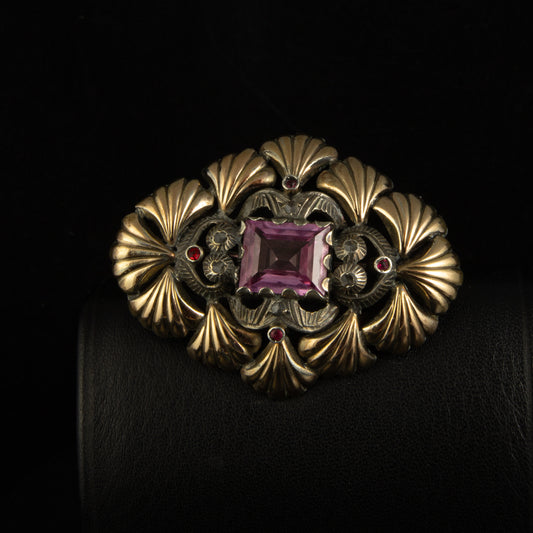 Broche de plata, época modernista con láminas de oro.