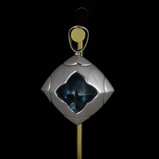 Colgante Bulgari años 90, oro blanco con topacio azul, tamaño 2,5cm x 2,5cm.