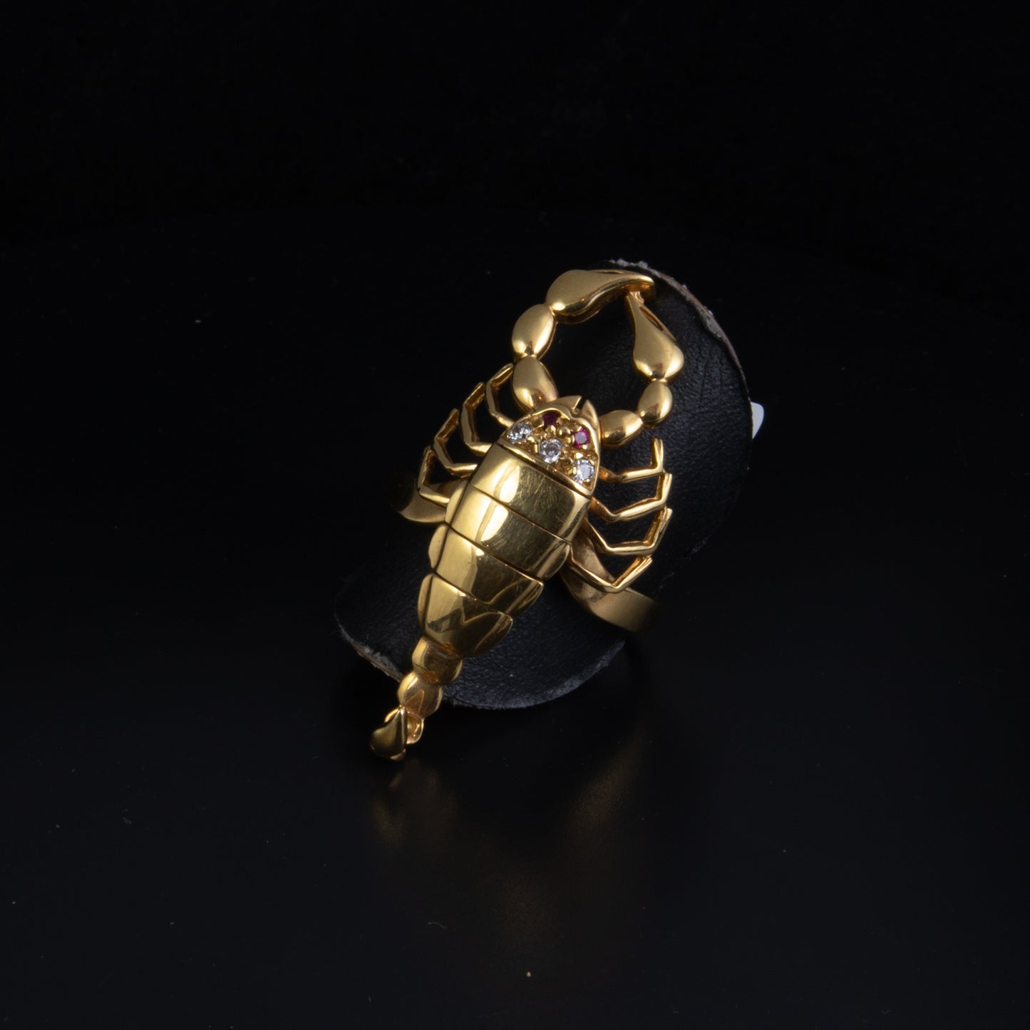 Anillo escorpión rubí y diamante.