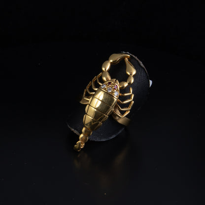 Anillo escorpión rubí y diamante.
