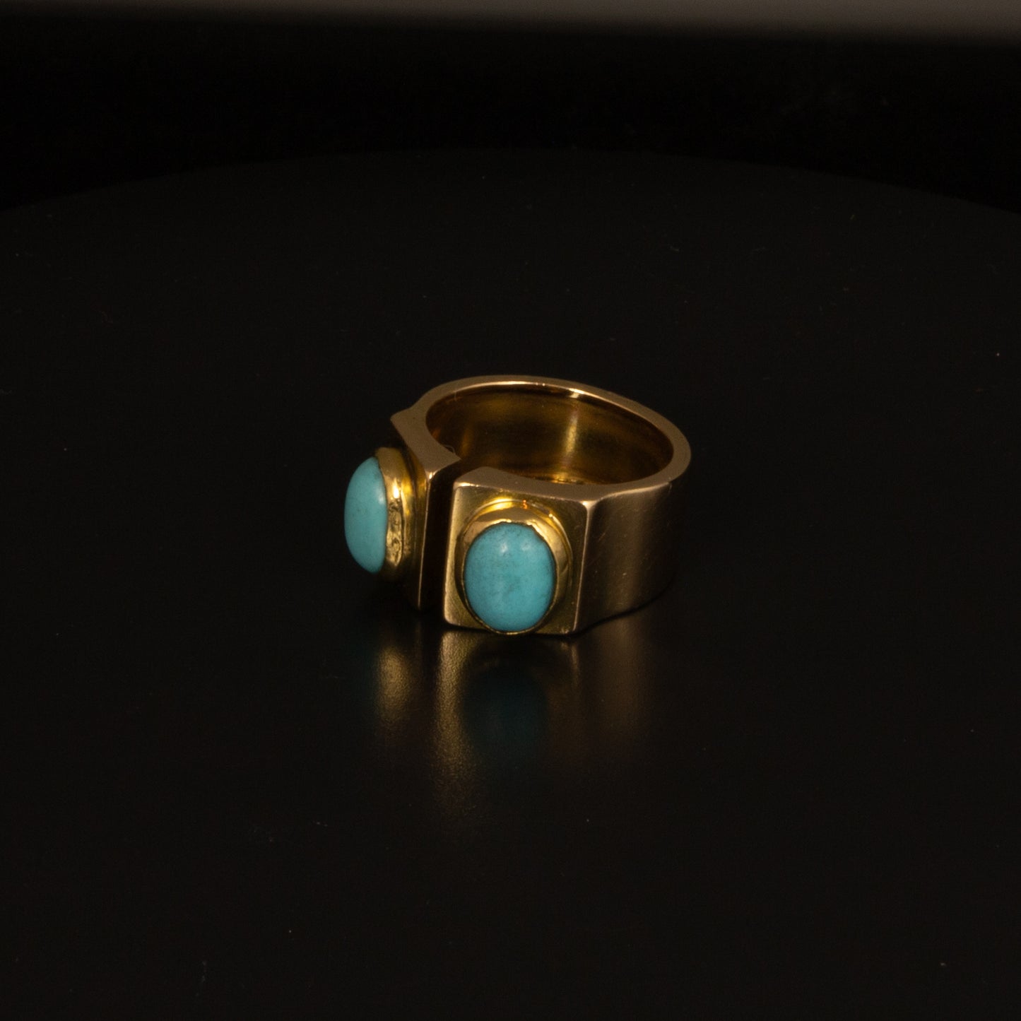 Anillo en oro rosa con turquesas.