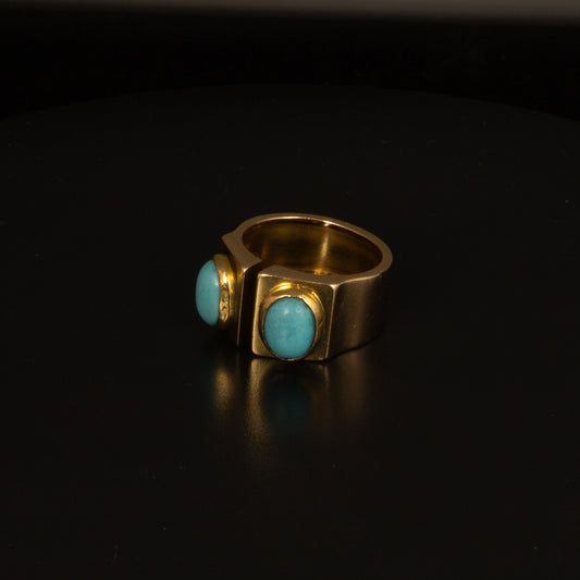 Anillo en oro rosa con turquesas.