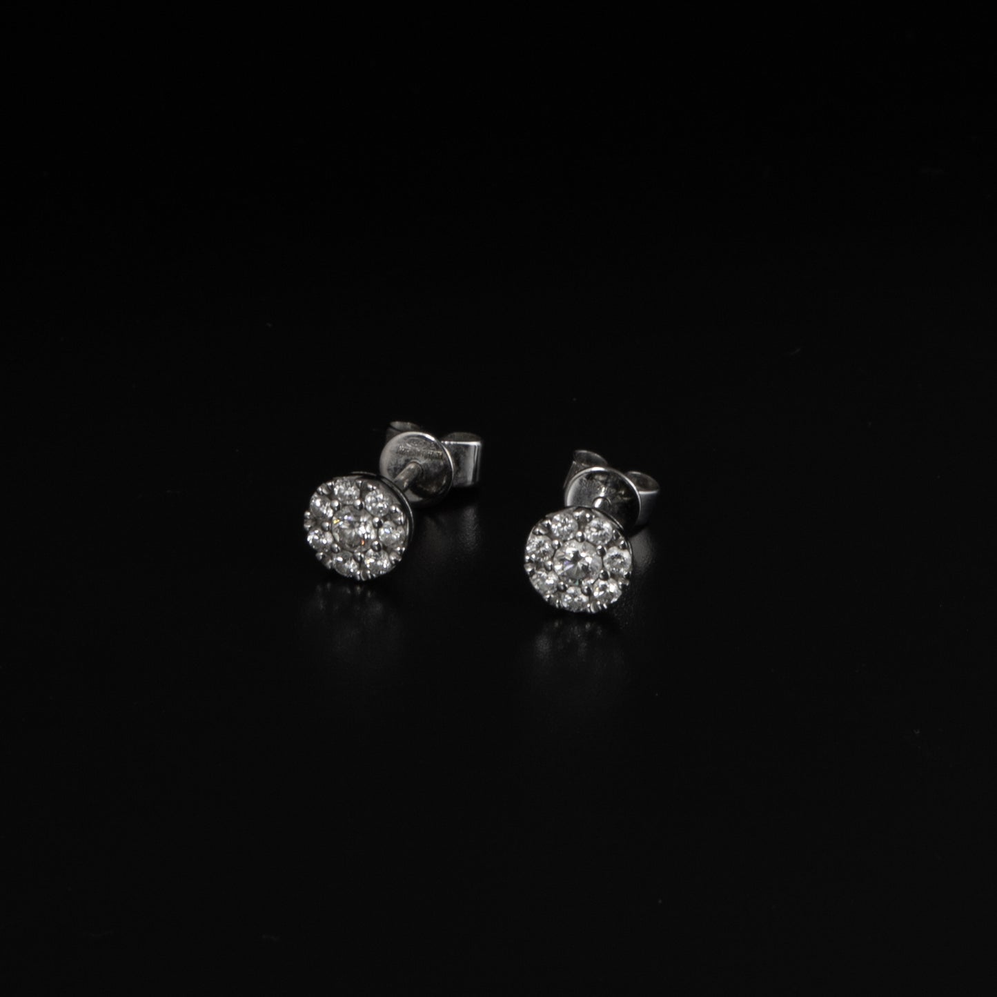 Pendientes en oro blanco con pavé de diamantes.