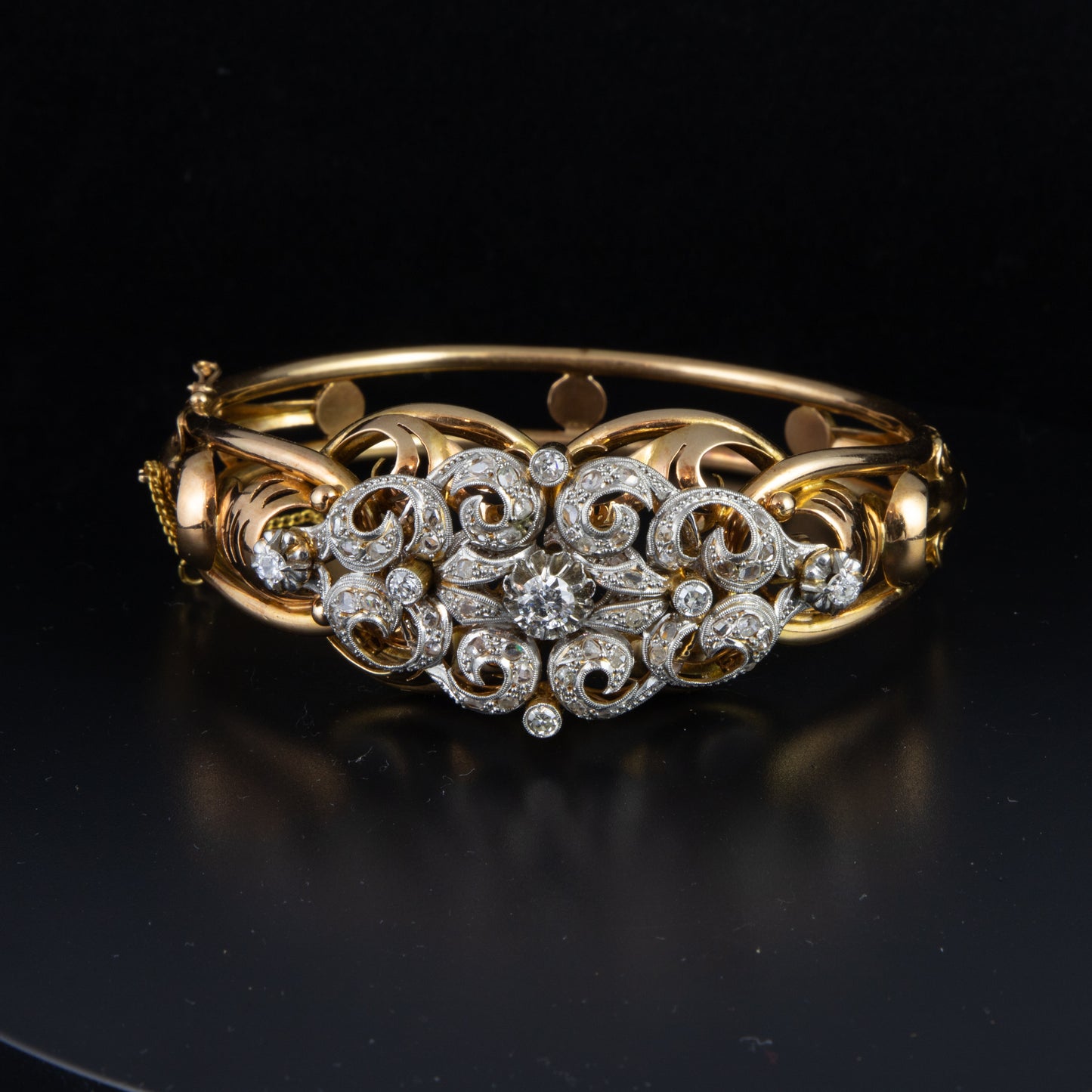 Pulsera desmontable en broche en oro rosa con diamante central de años 40.