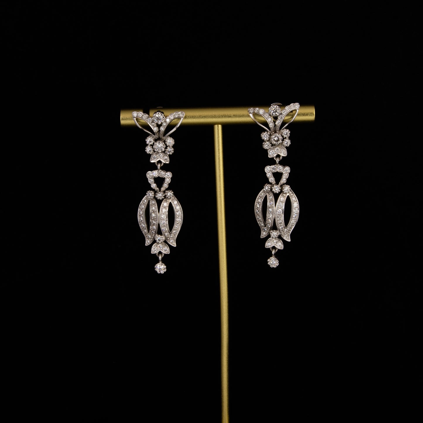 Pendientes art novo, en oro blanco y diamantes.