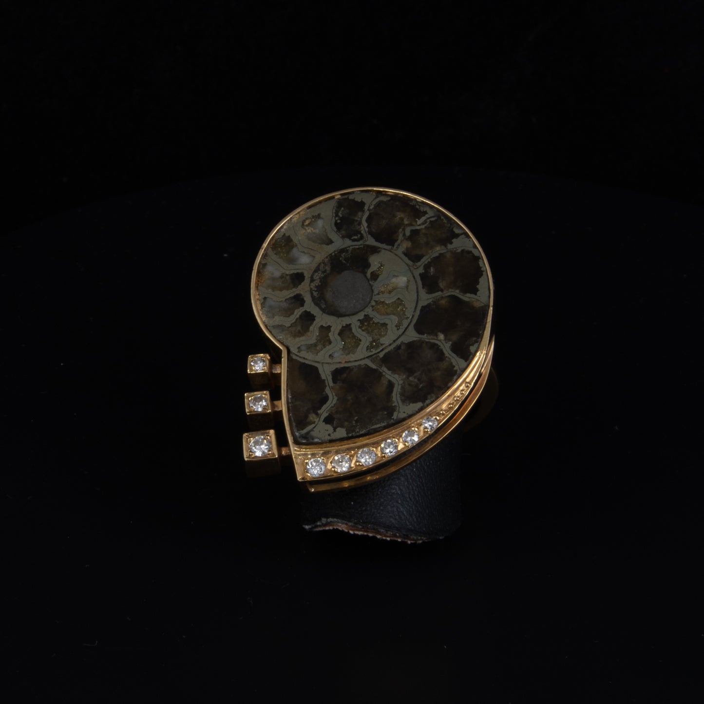 Anillo en oro amarillo con gema fosilizada y brillantes.