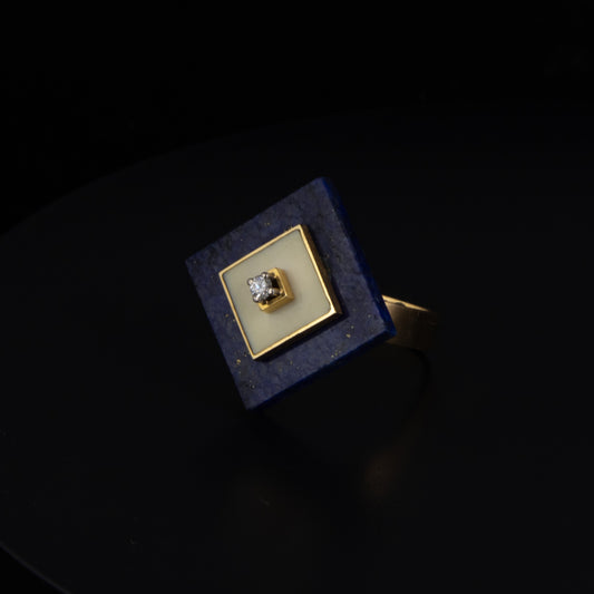 Anillo en oro amarillo, años 80, laminas de lapislazuli y diamante.