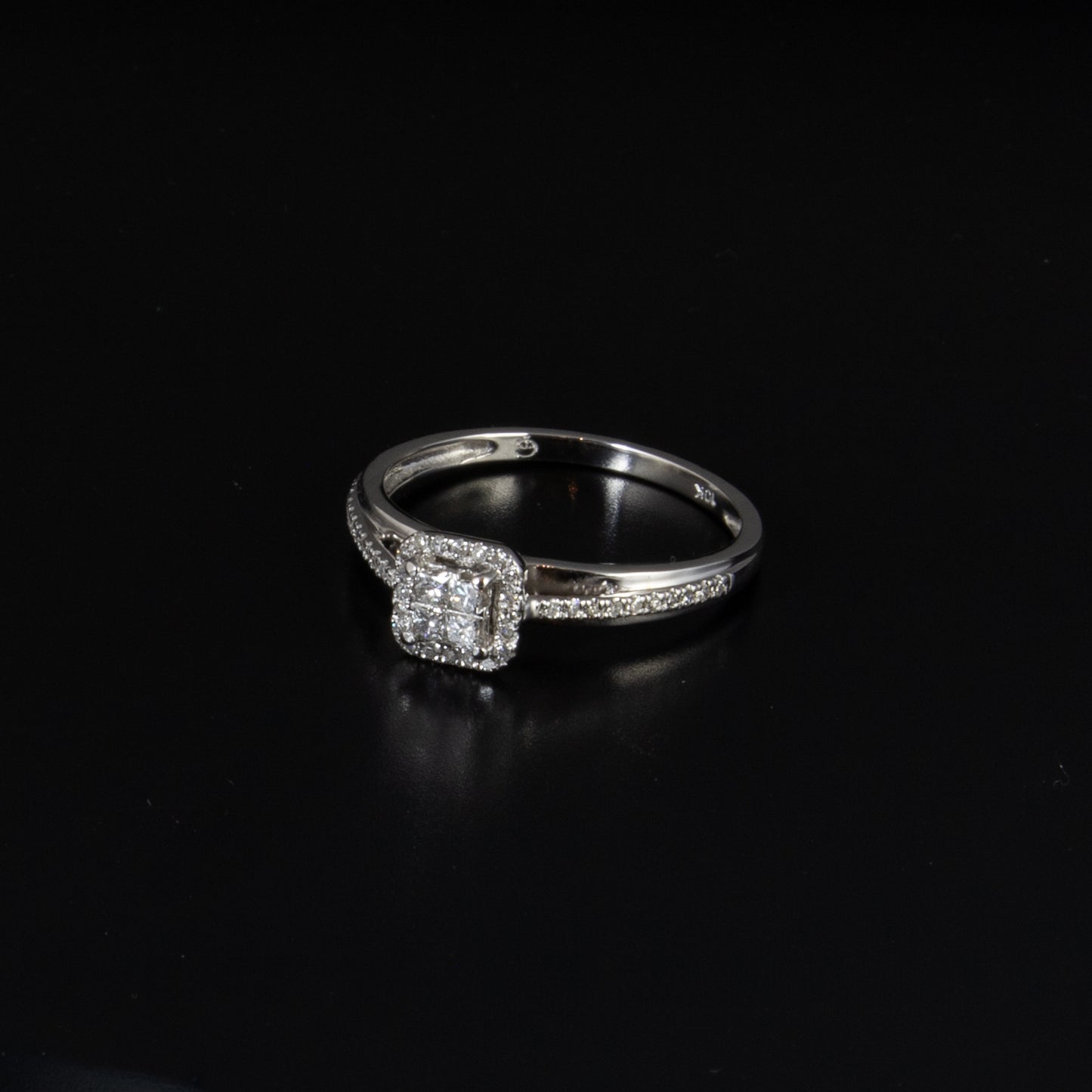 Solitario en oro con diamantes talla princesa 4 x 0,04 qts.