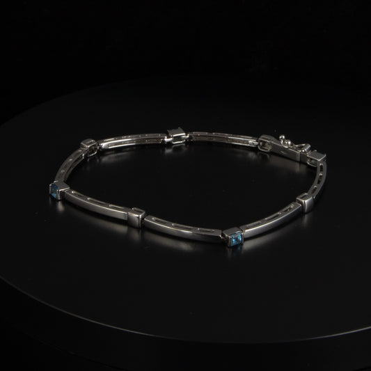 Pulsera en oro blanco con topacios semirigida.