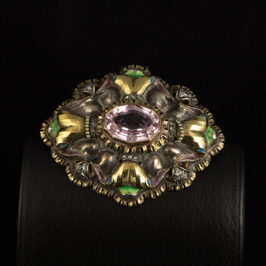 Broche de plata, época modernista con láminas de oro.