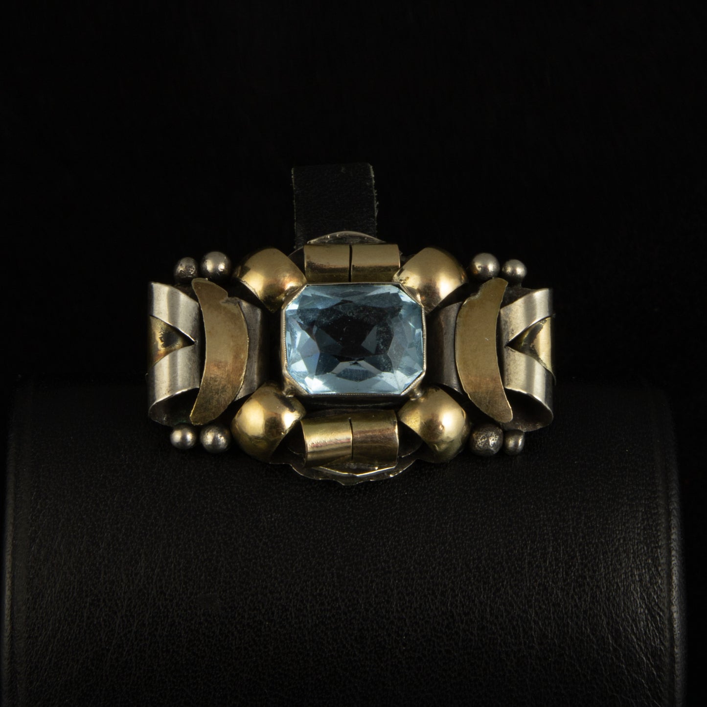 Broche de plata, época modernista con láminas de oro.
