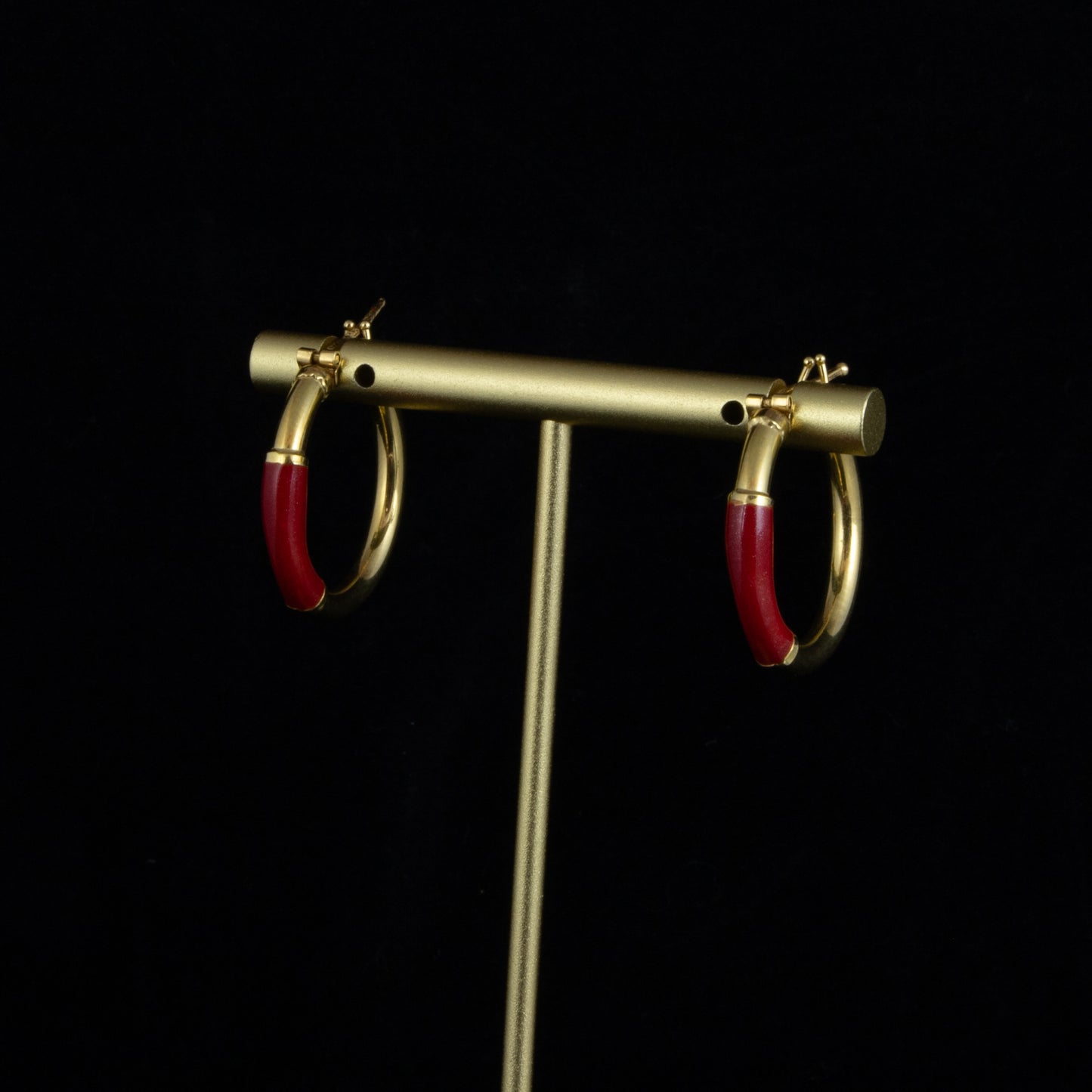 Criollas en oro amarillo con esmalte rojo.