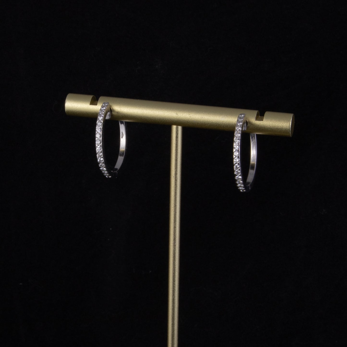 Criollas oro blanco con 32 brillantes de 0.02 qts c/u.