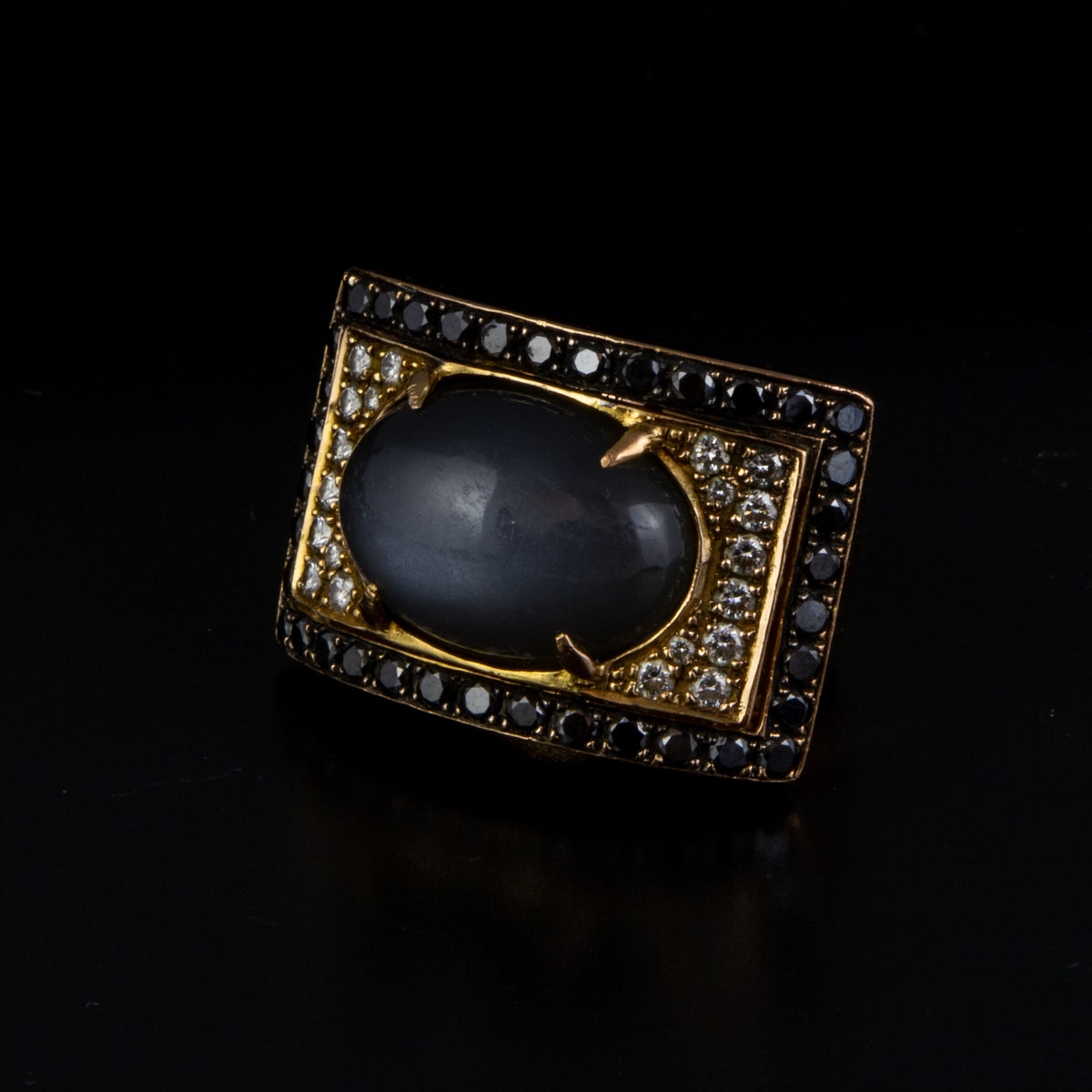 Anillo oro bicolor pavee cabujón.