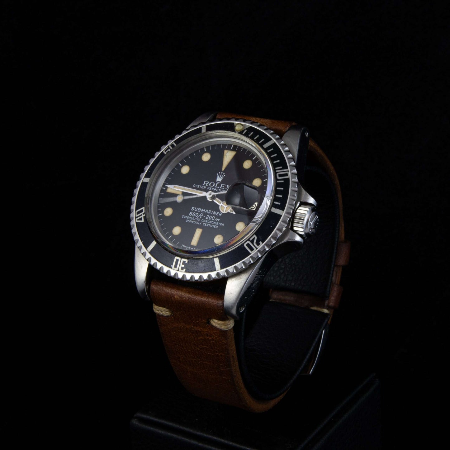 Rolex Submariner Date en acero con correa de piel y cierre hebilla ardillón, automático de 40 mm. Año 1977. Caja y documentación.