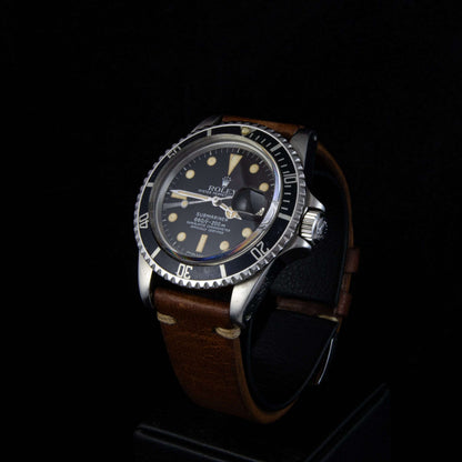 Rolex Submariner Date en acero con correa de piel y cierre hebilla ardillón, automático de 40 mm. Año 1977. Caja y documentación.