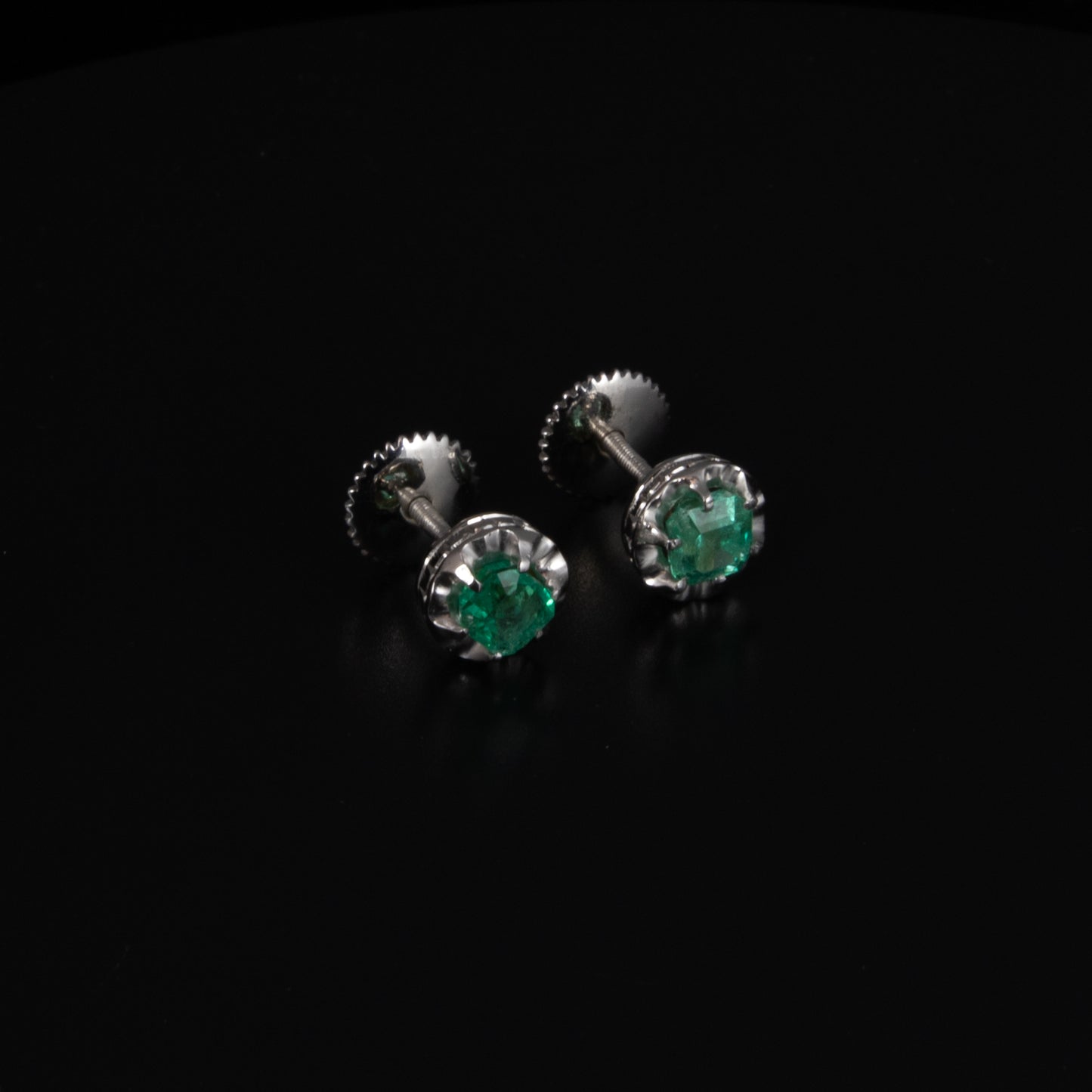Pendientes dormilonas oro blanco, esmeraldas 0,30 cts. cada una, cierre de rosca.