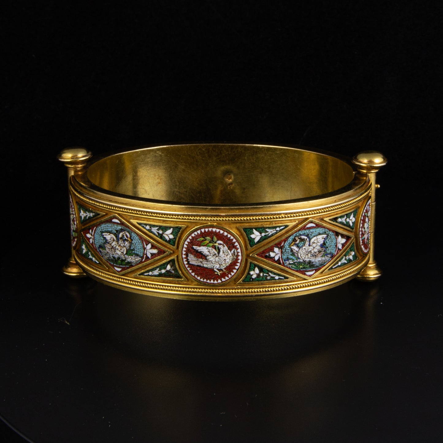 Esclava de oro con mosaico veneciano, finales s. XIX. Oro de 22 kts.