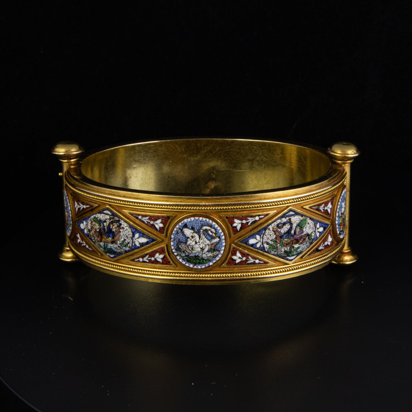 Esclava de oro con mosaico veneciano, finales s. XIX. Oro de 22 kts.