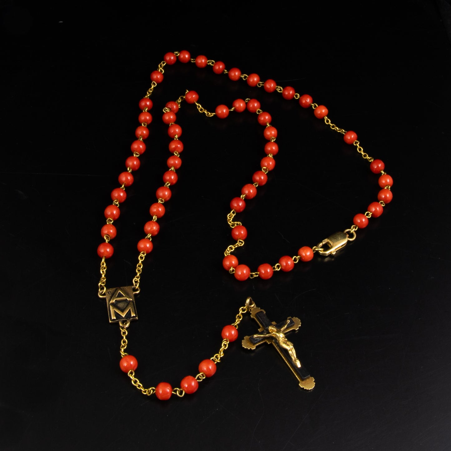 Collar inspiración rosario en oro amarillo y coral.