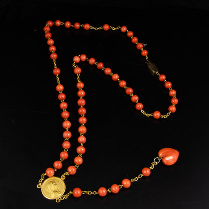 Collar inspiración rosario en oro amarillo y coral.