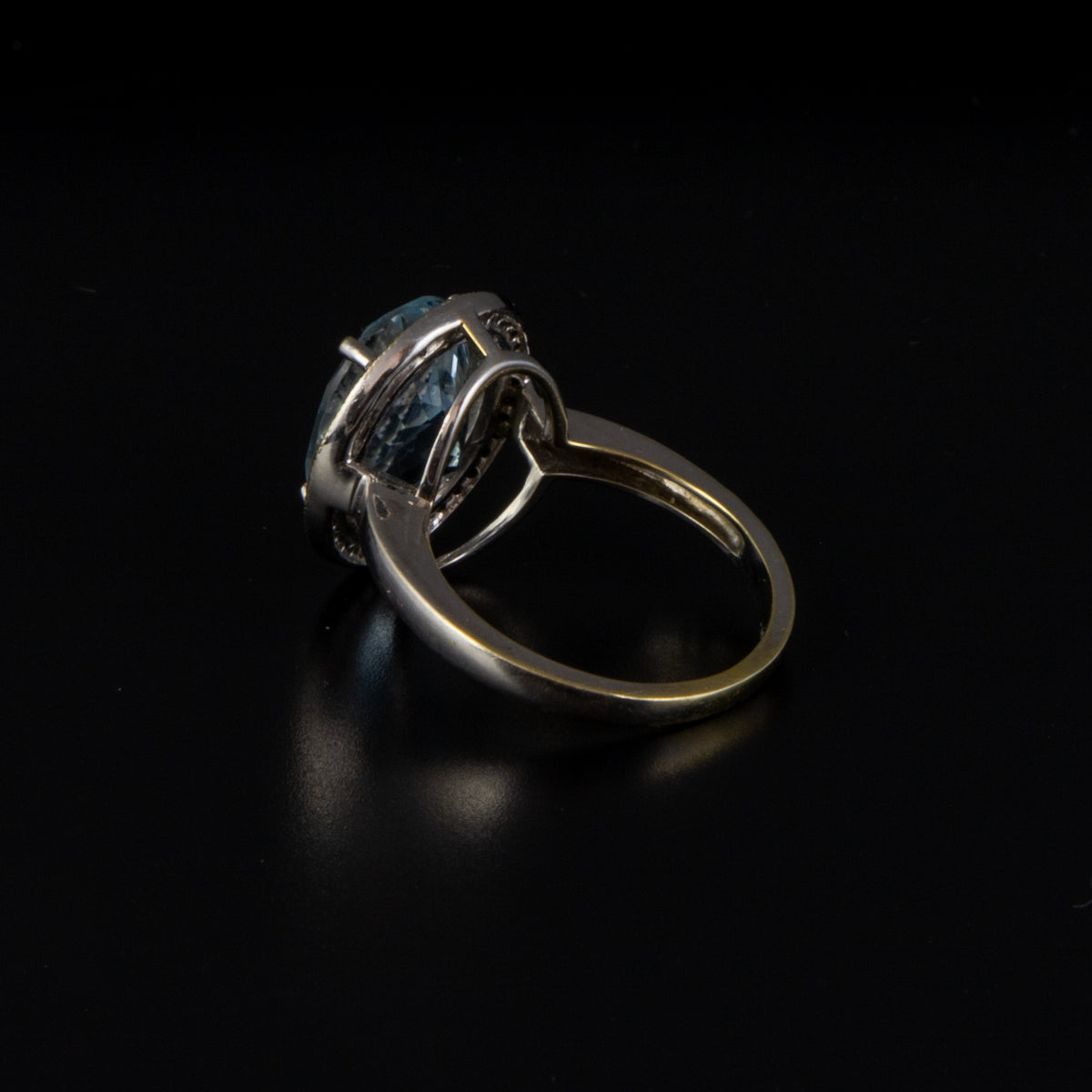 Anillo oro blanco diamantes aguamarina doble talla de 4,16 qts