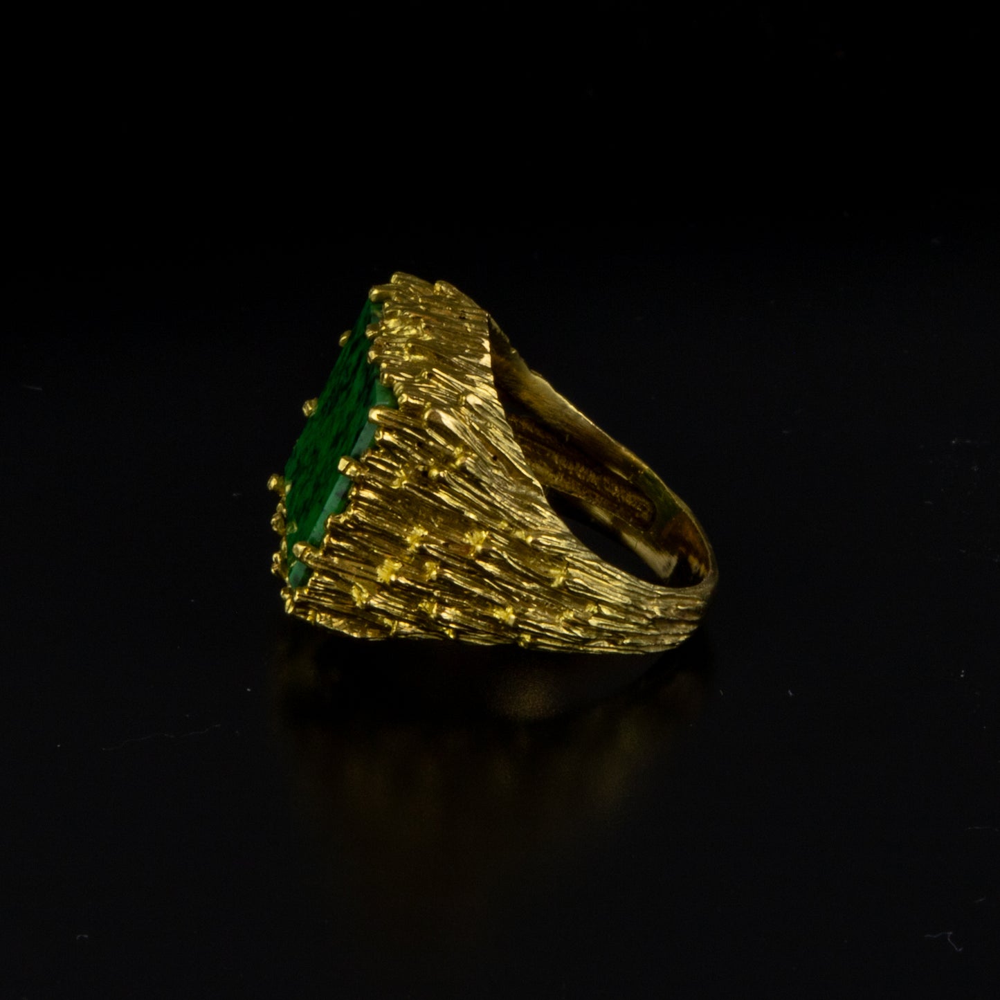 Anillo en oro amarillo y piedra verde.