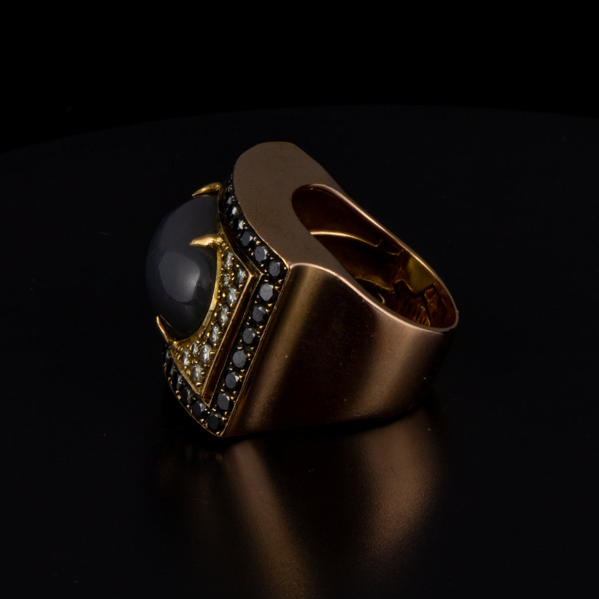 Anillo oro bicolor pavee cabujón.