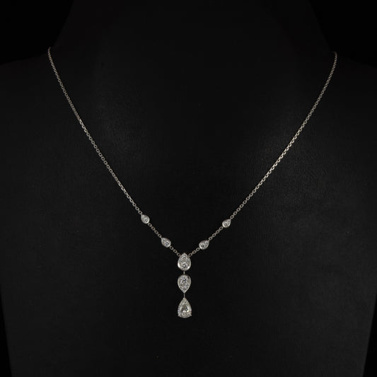 Colgante Josephine Ronde d'Aigrettes de la marca Chaumet, 1,01 cts talla pera GVVS1 y cadena oro blanco y 2,50 cts. de pave de diamantes.