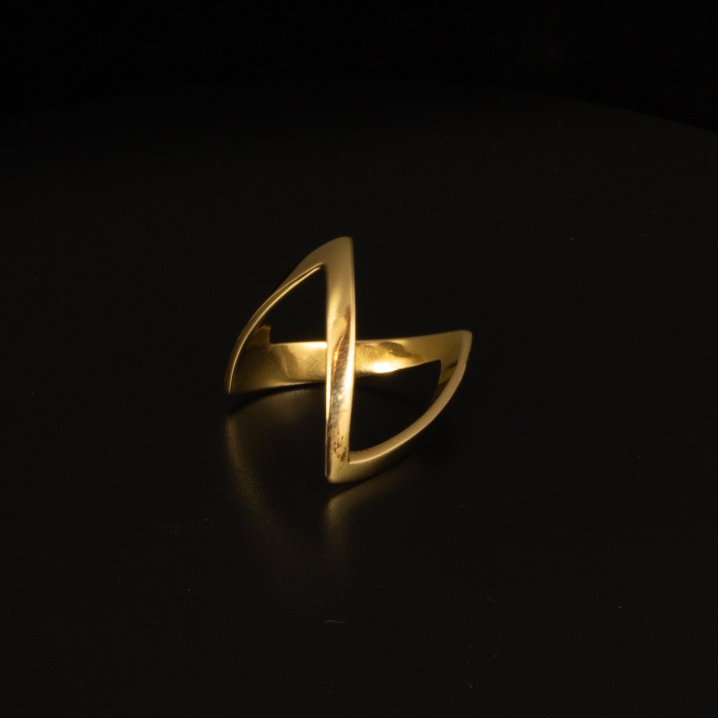 Anillo oro amarillo en forma de doble V.