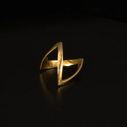 Anillo oro amarillo en forma de doble V.