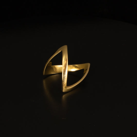 Anillo oro amarillo en forma de doble V.