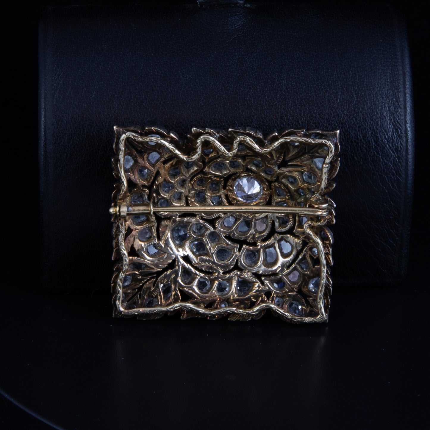 Broche desmontable en dos clips en platino y brillantes.