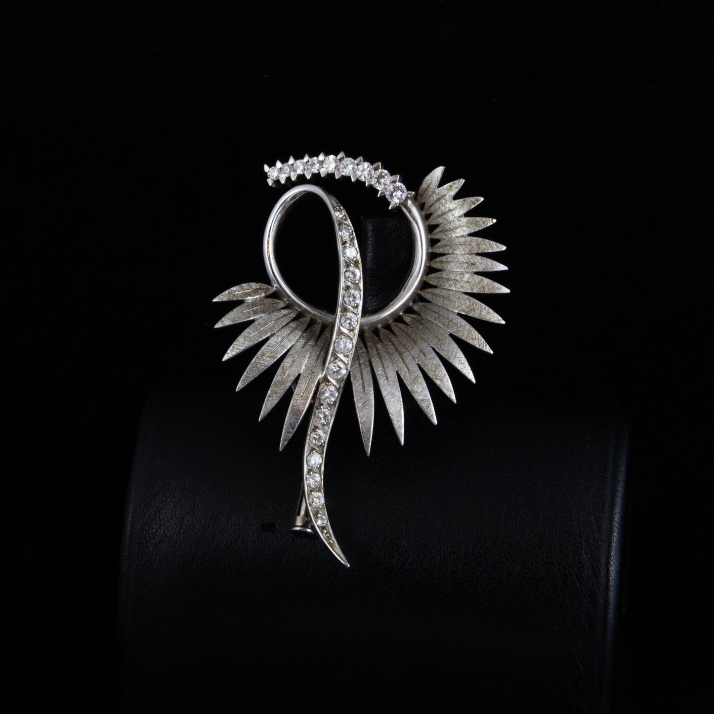Broche oro blanco y diamantes años 90.