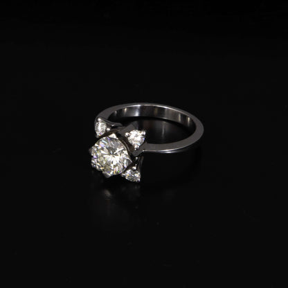 Anillo rosetón en oro blanco y brillante central de 1,323 cts. resto 0,15cts. J VVS2. Incluye certificado.