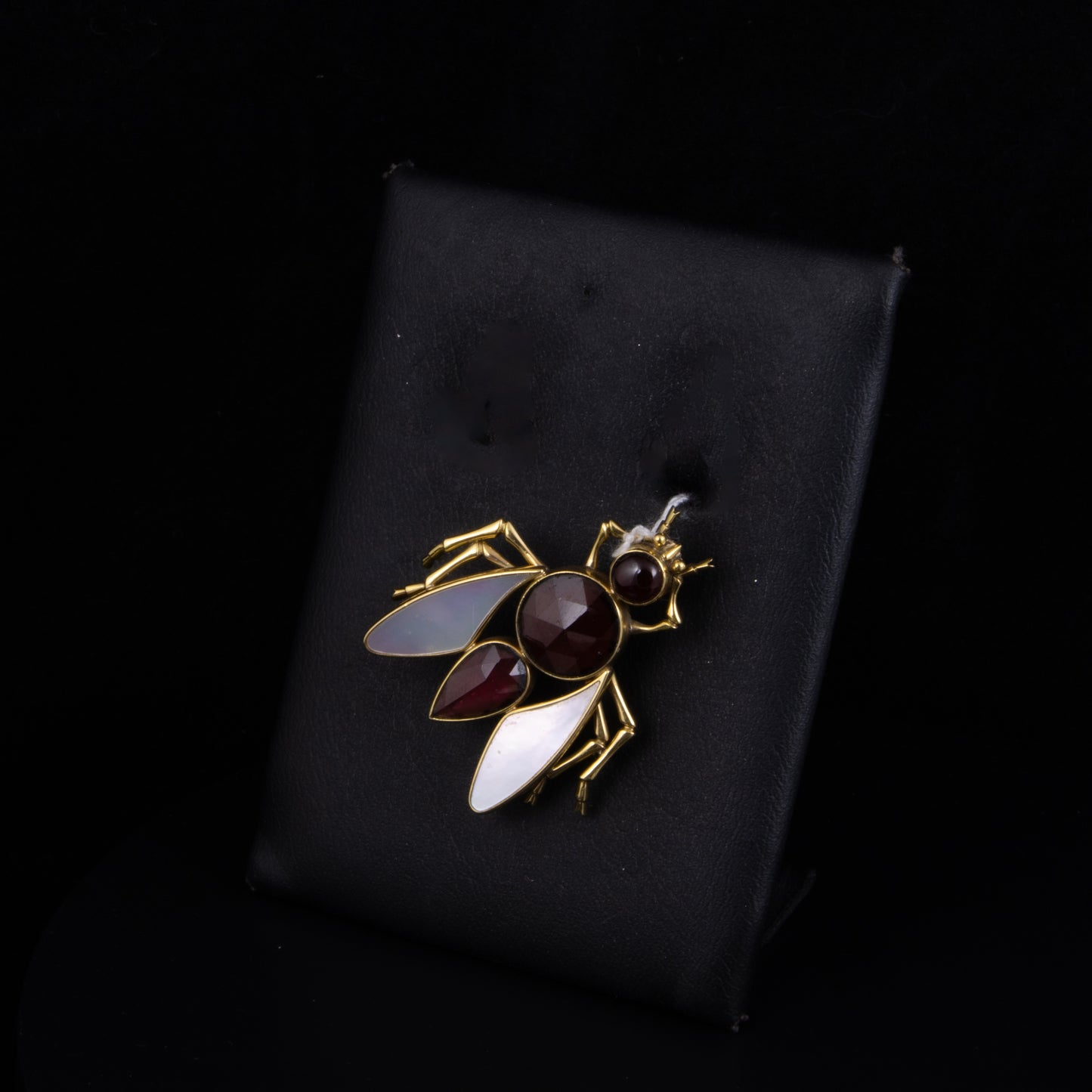 Broche en forma de mosca con granate y ágata.