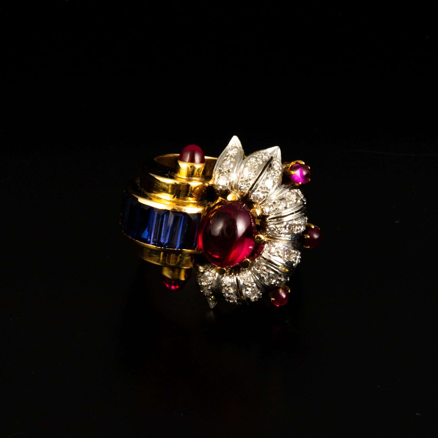 Anillo oro, brillantes, piedras azules y roja.