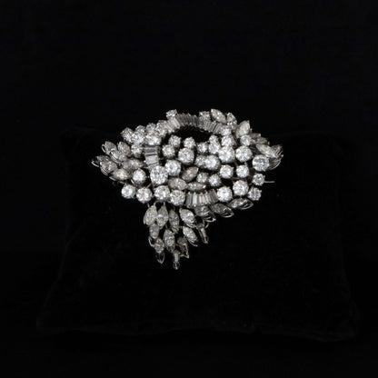 Broche oro blanco y brillantes.