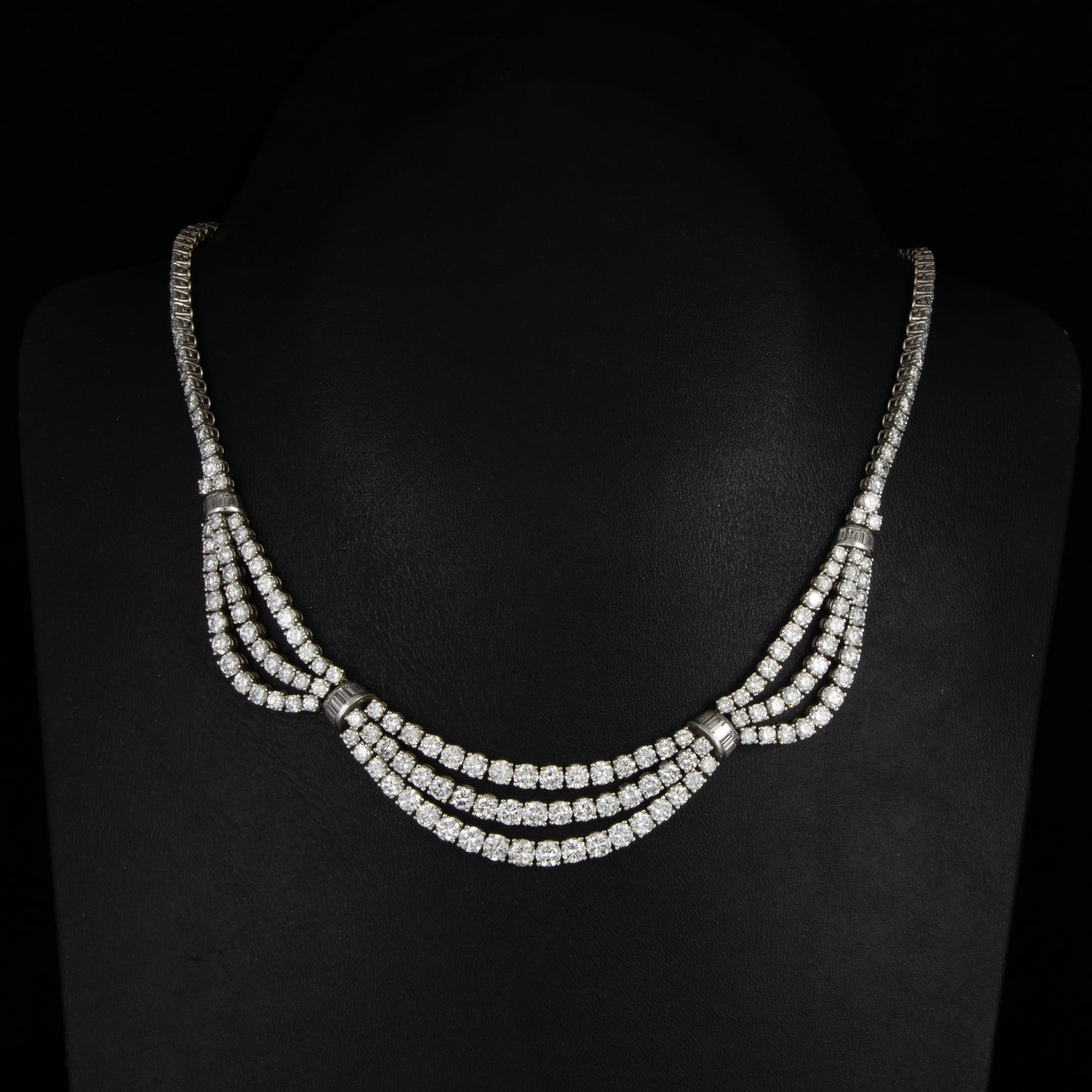Gargantilla Hollywood, diamantes con un total de 30 qts. en oro blanco.