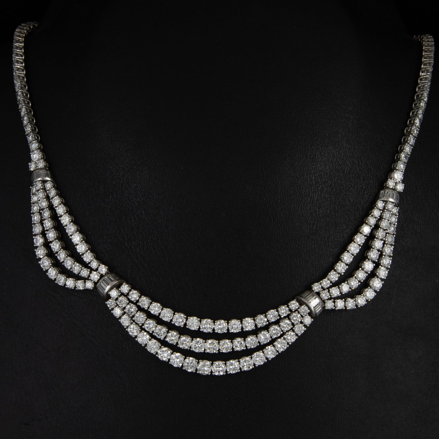 Gargantilla Hollywood, diamantes con un total de 30 qts. en oro blanco.