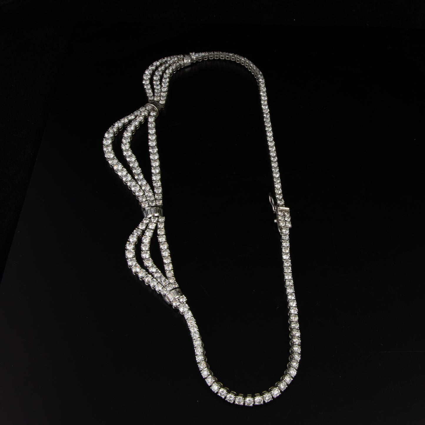 Gargantilla Hollywood, diamantes con un total de 30 qts. en oro blanco.