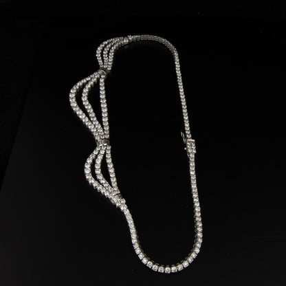 Gargantilla Hollywood, diamantes con un total de 30 qts. en oro blanco.