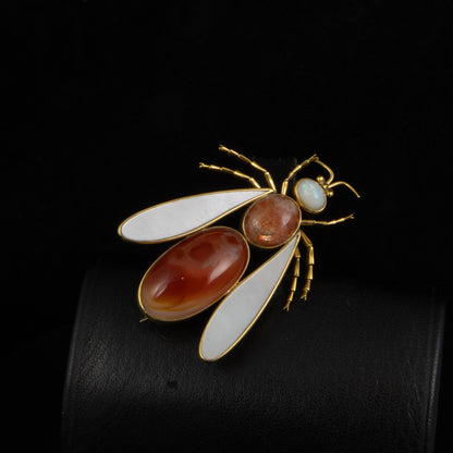 Broche con forma de mosca, nacar y ágata.