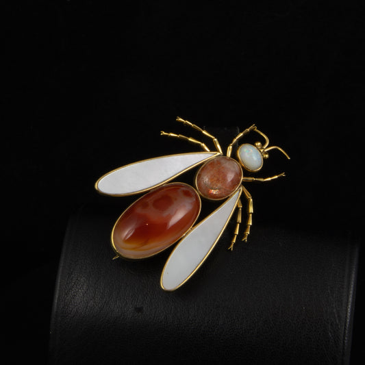 Broche con forma de mosca, nacar y ágata.