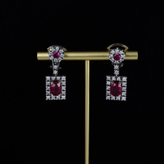 Pendientes en oro blanco y diamantes con rubí sintético.