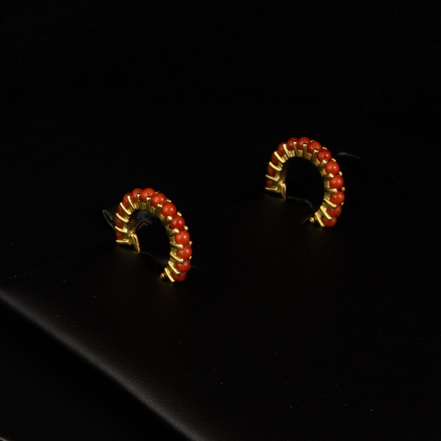 Pendientes en oro y coral.
