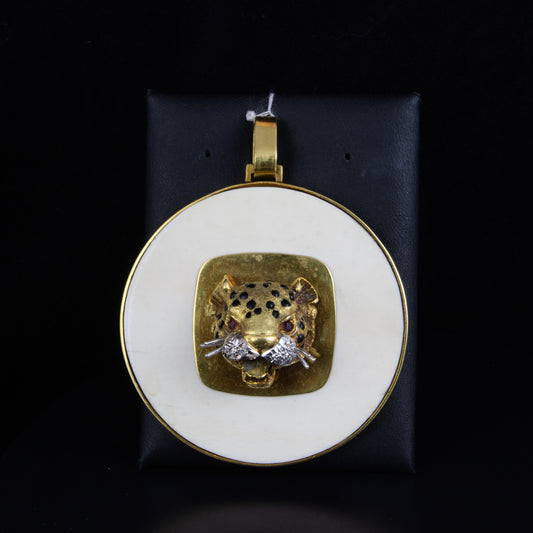 Colgante leopardo con brillantes, esmalte, rubís y marfil.