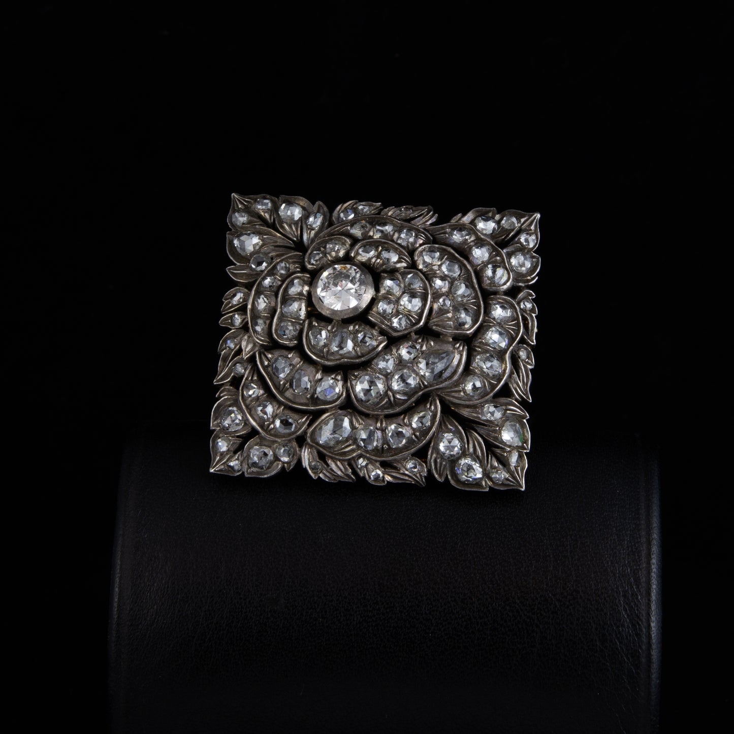 Broche desmontable en dos clips en platino y brillantes.