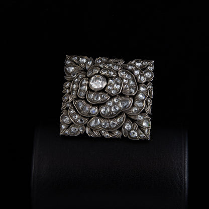 Broche desmontable en dos clips en platino y brillantes.