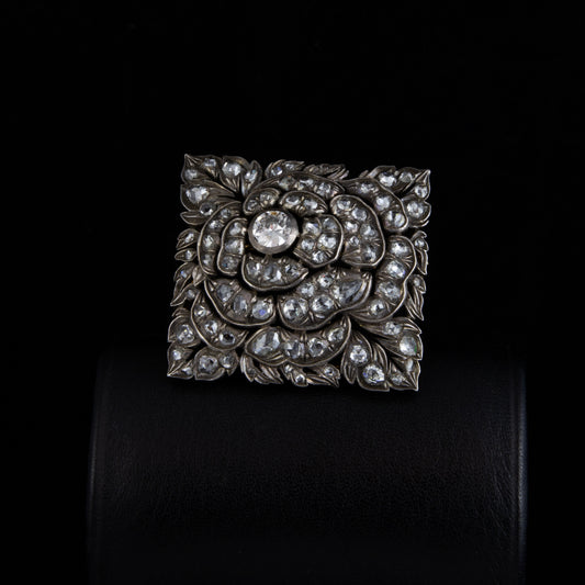 Broche desmontable en dos clips en platino y brillantes.